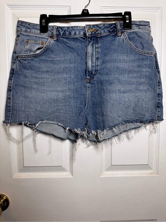 Topshop Pants - Topshop Mom Denim Cutoff Shorts Light Wash Distressed Raw Hem Size 14